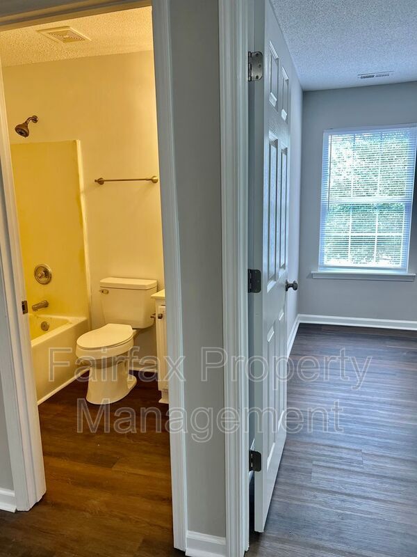 Building Photo - 201 Ridge Lake Dr