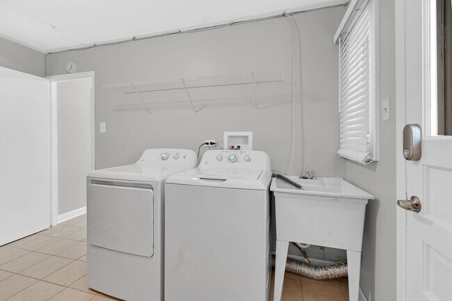 Building Photo - 304 Seneca St