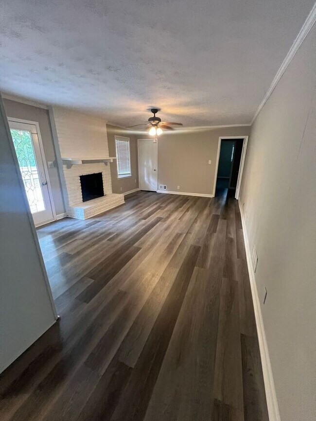 Building Photo - Beautiful cozy 3 bedroom ranch home!