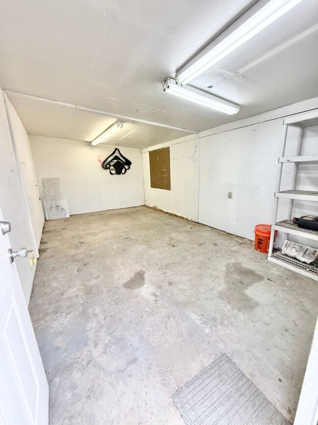 Building Photo - Move in ready home on Routt!