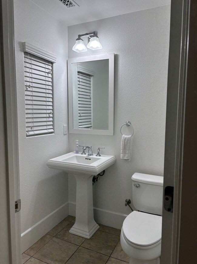 Building Photo - Pet Friendly 4 Bedroom 3.5 Bath Delightful...