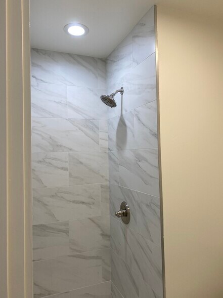 2nd Bathroom/Shower - 232 Hazelwood Dr