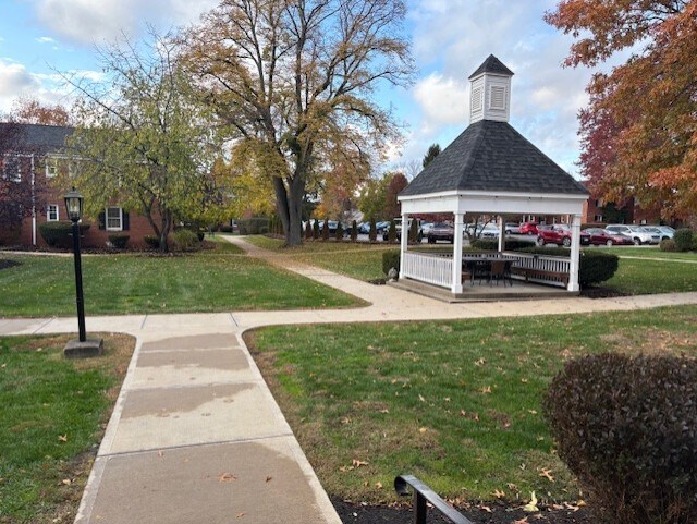 Gazebo - 844 Thorn St