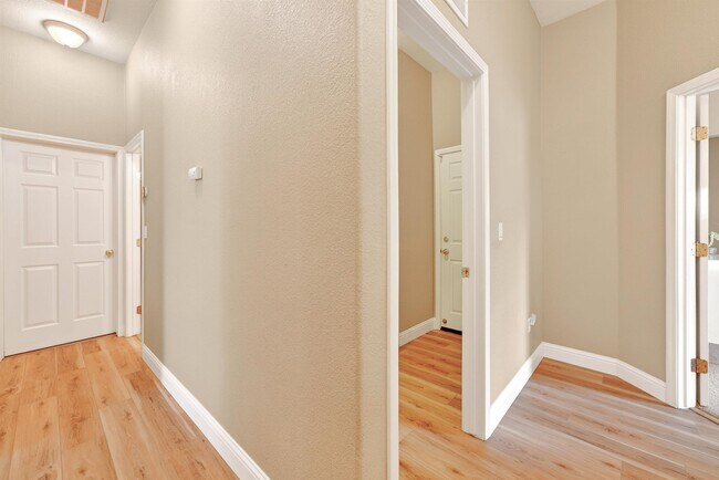 Building Photo - 107 Panorama Way