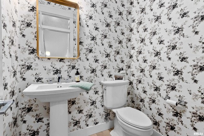 Building Photo - 824 W Moss Ave