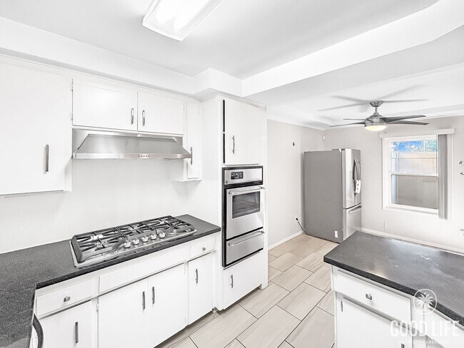 Building Photo - Stunning 2BD/2BA W/ Updated Kitchen, A/C, ...