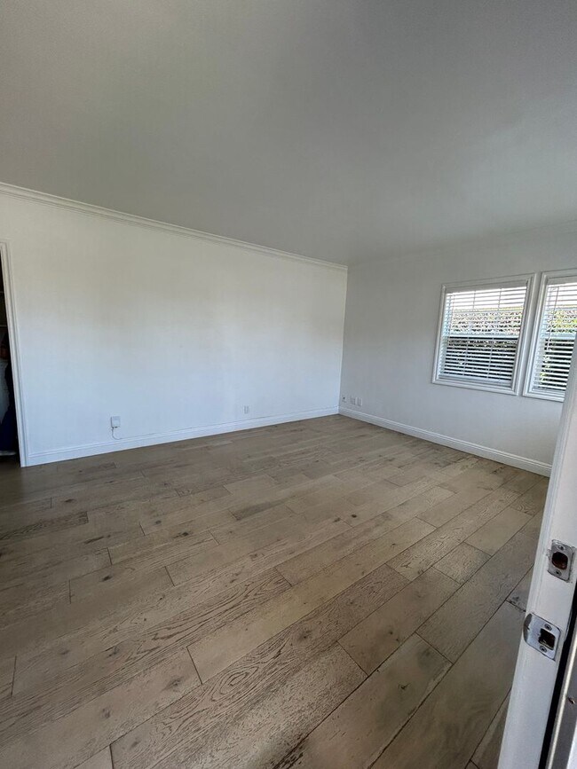 Building Photo - 750