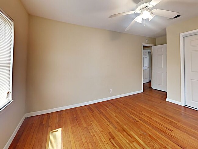 Building Photo - No Application Fees* 1 Month Free Rent w/m...