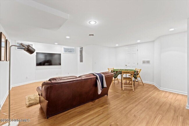 Building Photo - 12 Vallera Rd