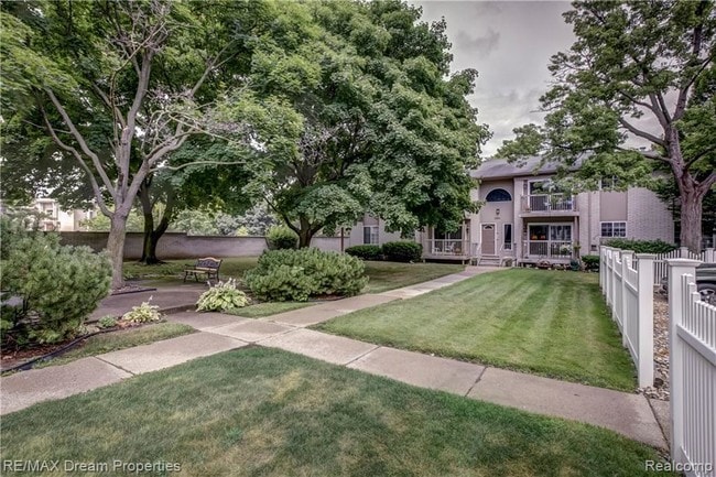 Building Photo - 3501 W 14 Mile Rd