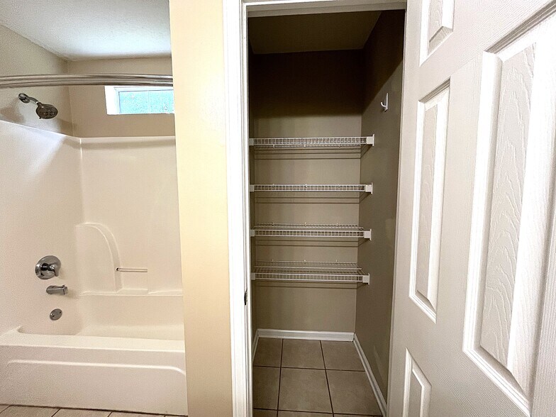 Building Photo - 485 Live Oak Walk