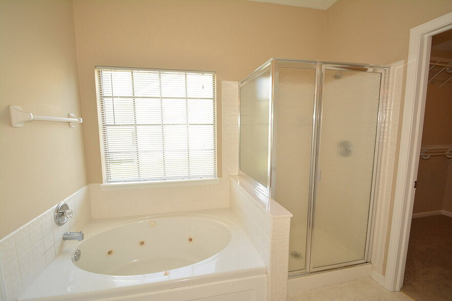 Building Photo - 10299 Lakeland Dr