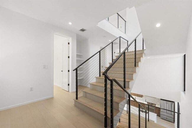 Building Photo - 2411 Winsted Ln