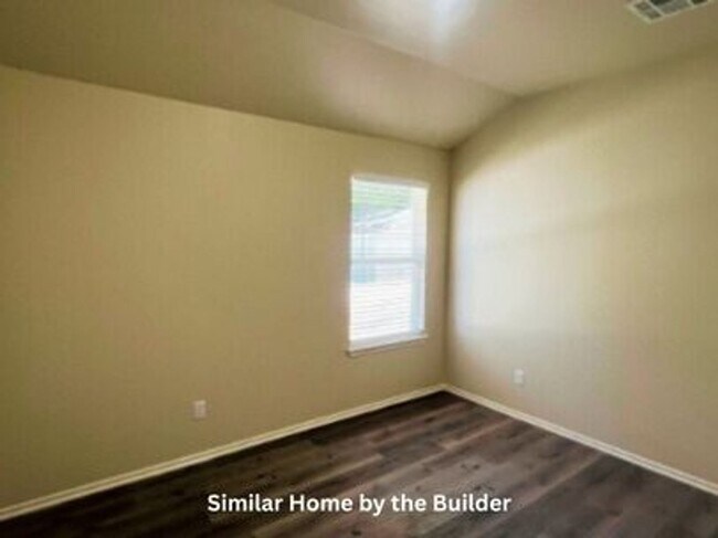 Building Photo - Move-In Ready 2-Bed Duplex – Bright, Modern, and Perfect for Pets!