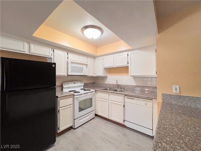 Building Photo - 2700 Baycliff Ct