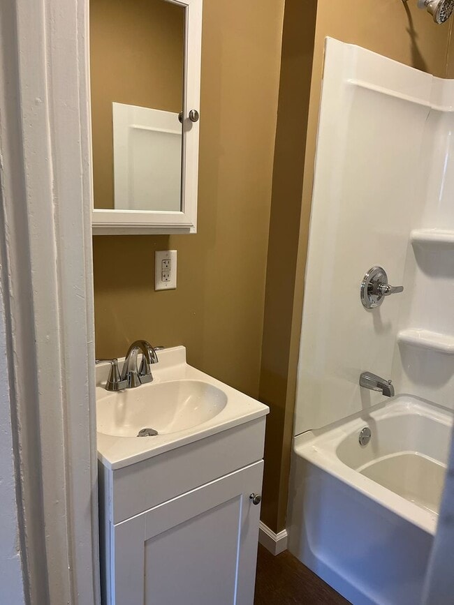 Building Photo - Large 4 Bedroom House