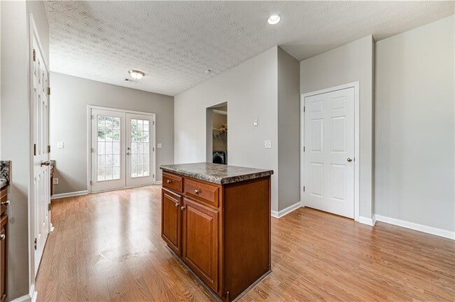 Building Photo - 4768 Sylvan St