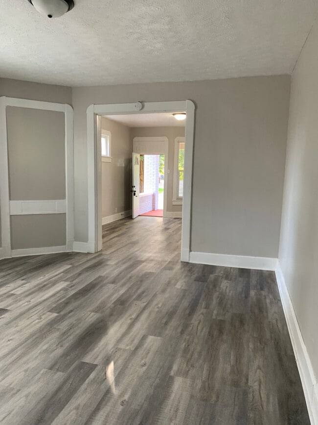 Building Photo - 1053 Villa Ave