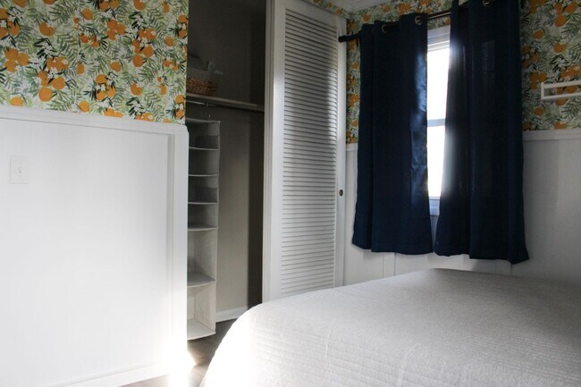 Building Photo - Bright and Spacious 3 Bedroom Furnished Rental