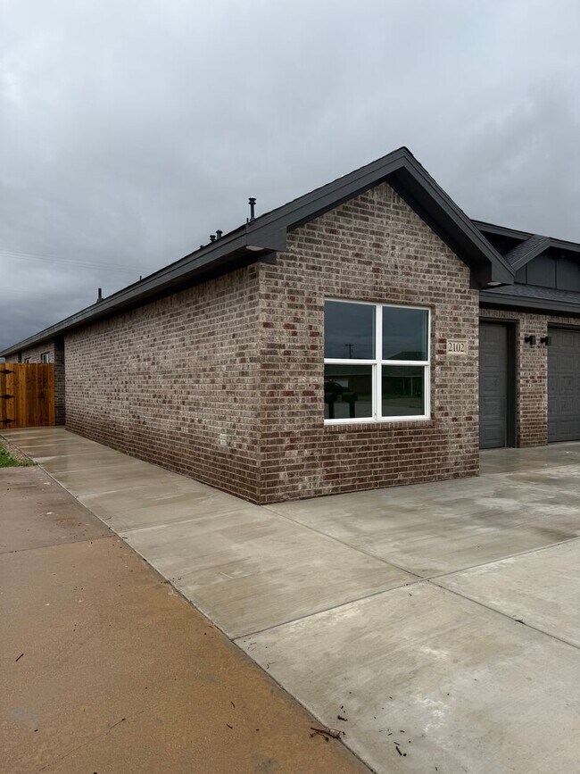 Building Photo - Spectacular Town-Home in West Lubbock!