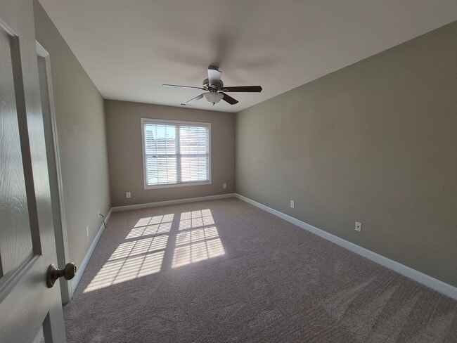 Building Photo - NEW LISTING!!!!!