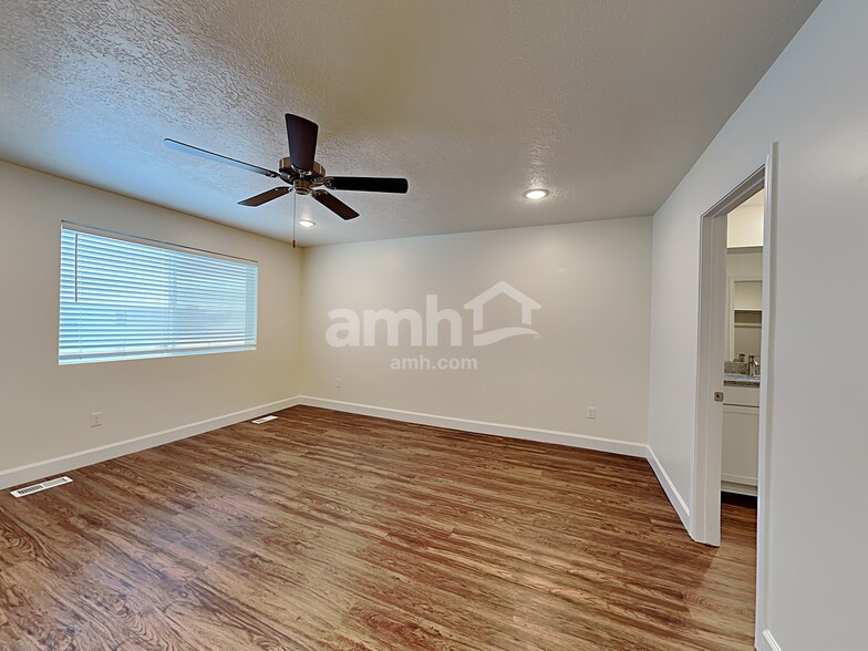 Building Photo - 301 N Gibbons Ln