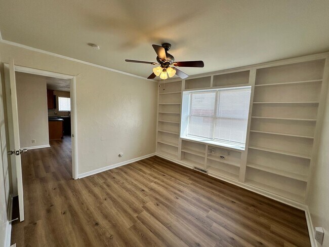 Building Photo - Versatile 3-bedroom, 1.5-bath Home Available in OKC!