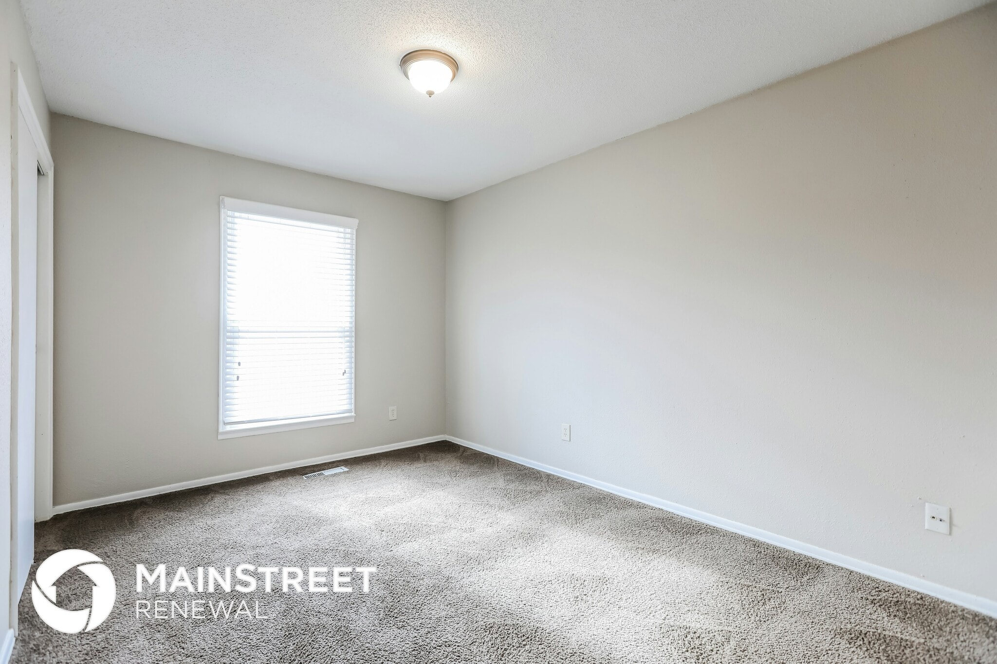 Building Photo - 406 E 164th Terrace