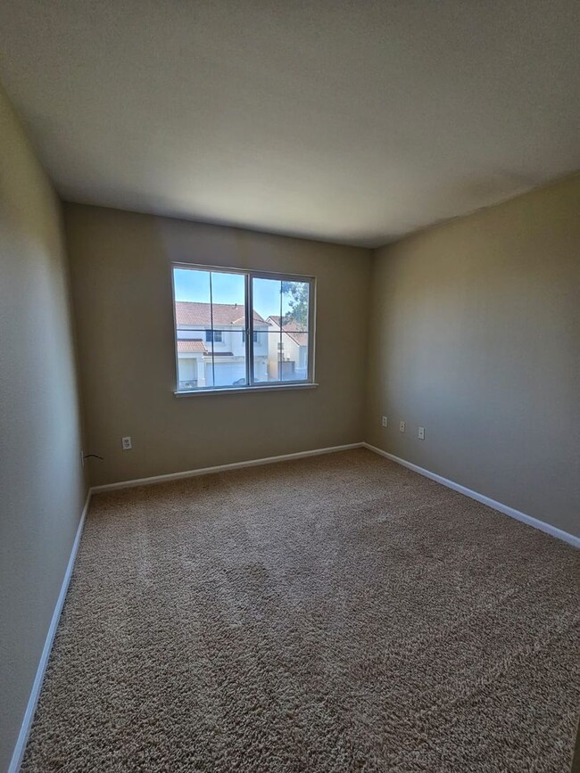 Building Photo - Spacious 4-bedroom, 2.5-bathroom house loc...