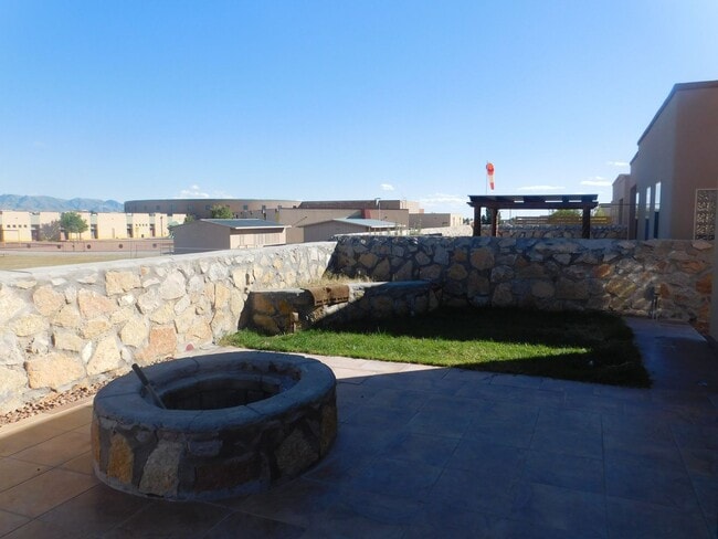 Building Photo - Beautiful 3 bedroom to bath house in the Sonoma Ranch Area.