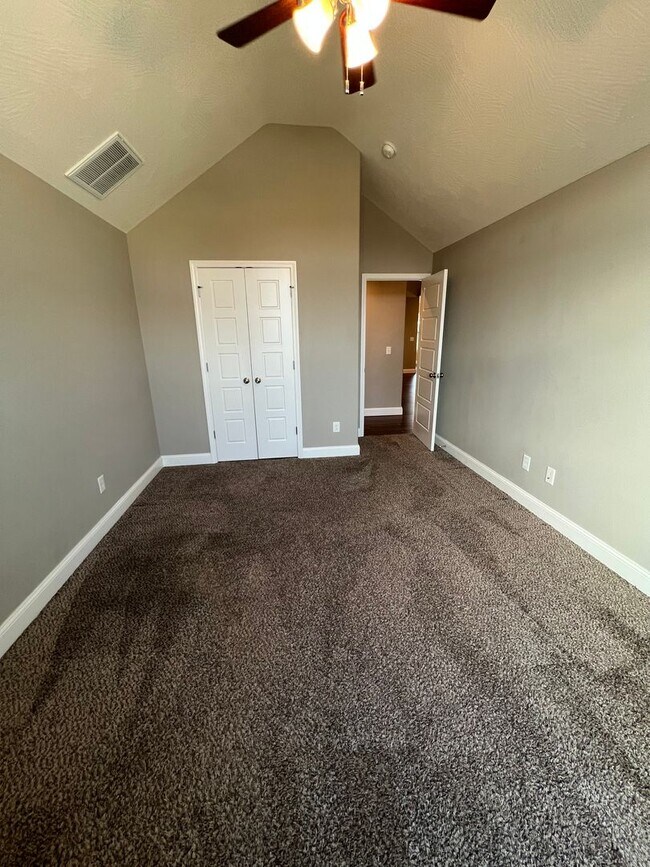 Building Photo - 4 Bedroom | 2 Bathroom | 3 Car Garage| Springfield MO | Fire Place | Covered patio!