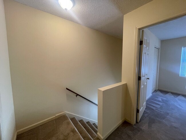 Building Photo - Beautiful 2-Bedroom Townhome in a Prime Location!