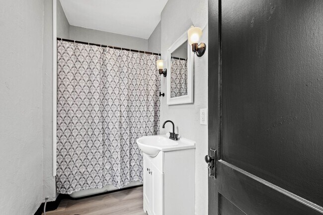 Building Photo - Stunning 2 bedroom home in Homestead available August 1!