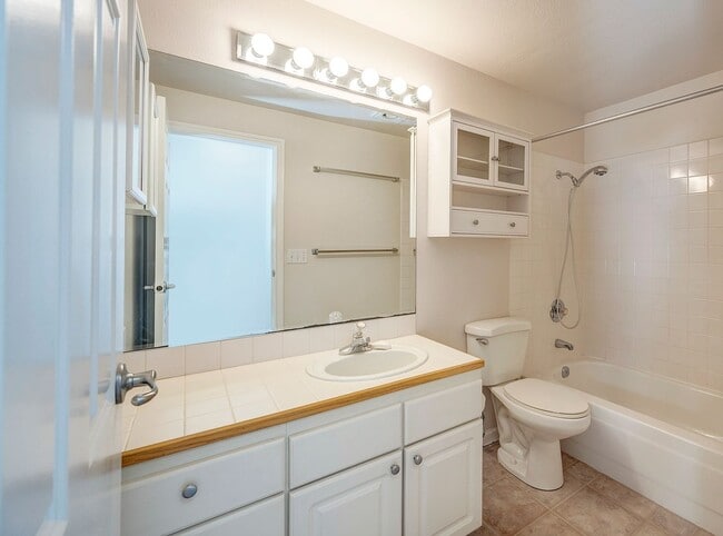 Building Photo - Woodland Hills Two Bed 2 Bath Condo