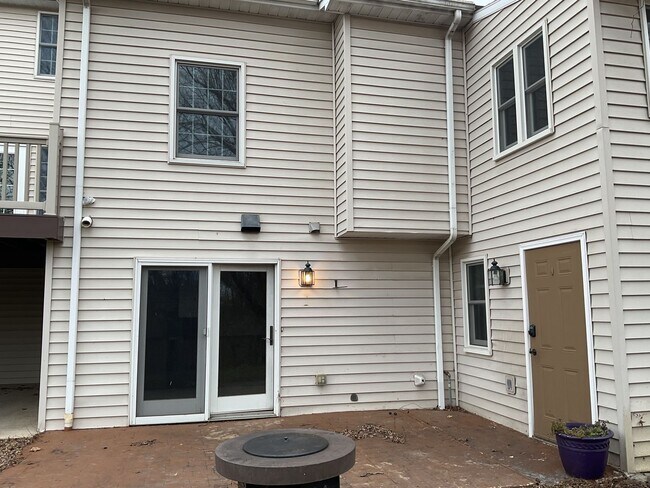 Building Photo - 11 Round Ridge Rd