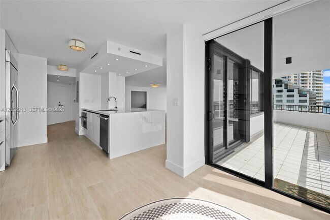 Building Photo - 520 Brickell Key Dr