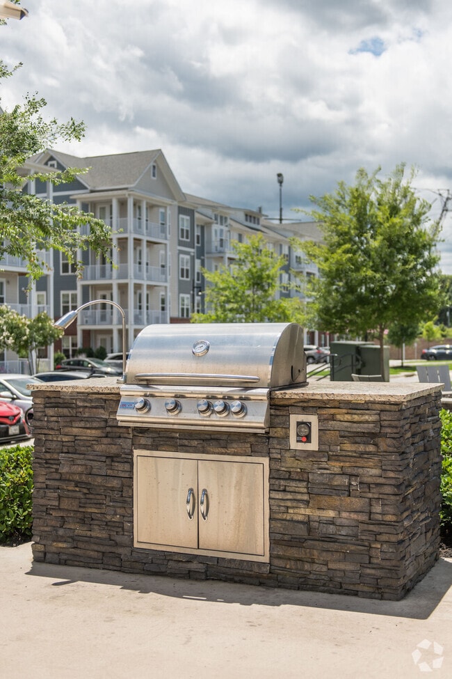 Building Photo - Commonwealth Apartments