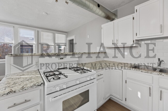 Building Photo - 3325 Victor Pl