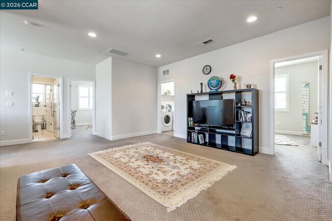 Building Photo - 582 Mandevilla Dr