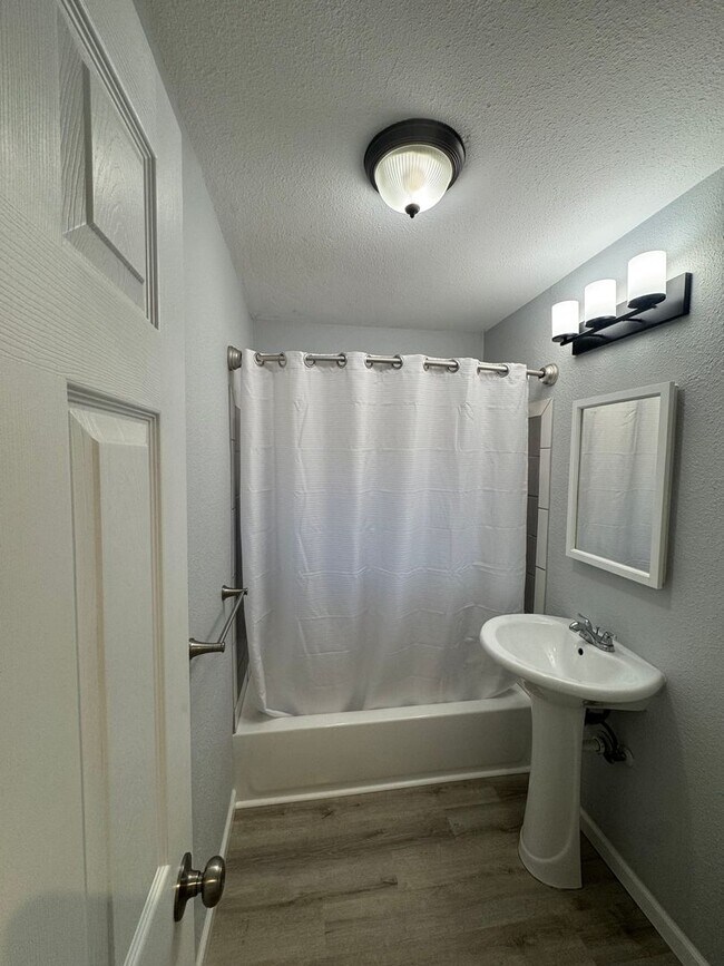 Building Photo - SPACIOUS 4 BED 2 BATH HOUSE WITH LARGE FENCED BACKYARD IN SHASTA LAKE