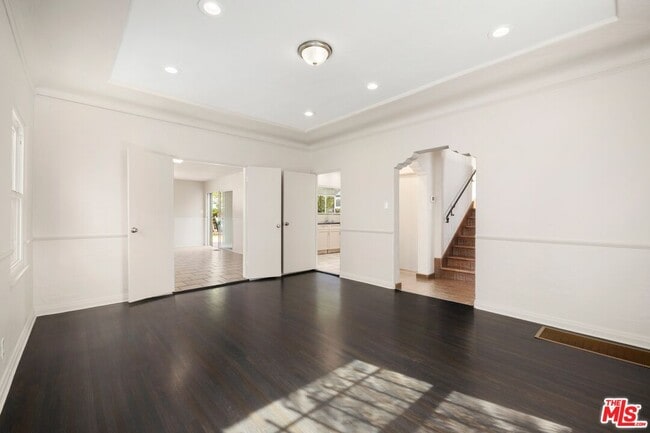 Building Photo - 120 S Poinsettia Pl