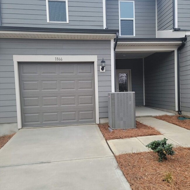 Building Photo - 3BR/2BA Townhouse located in Odell Corners...