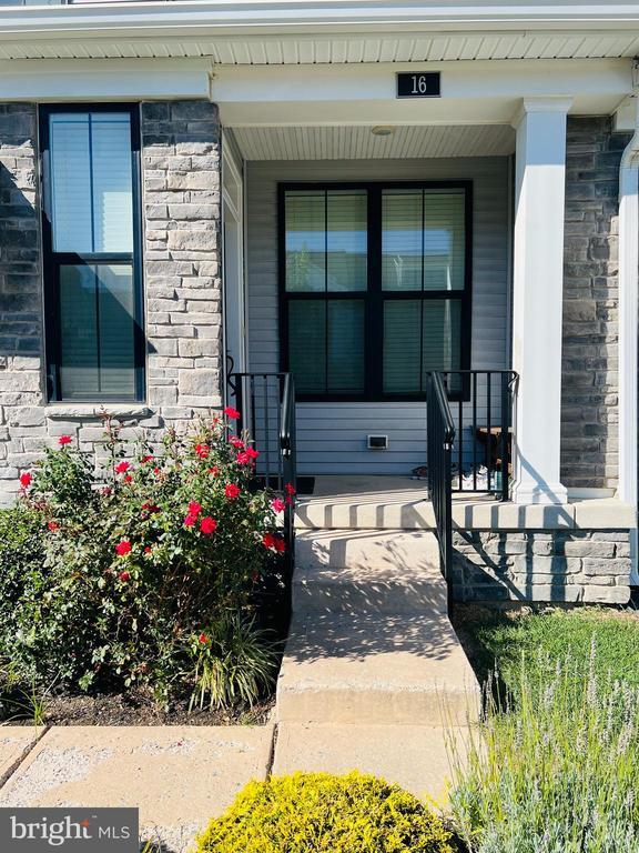 Primary Photo - 16 Clover Ln