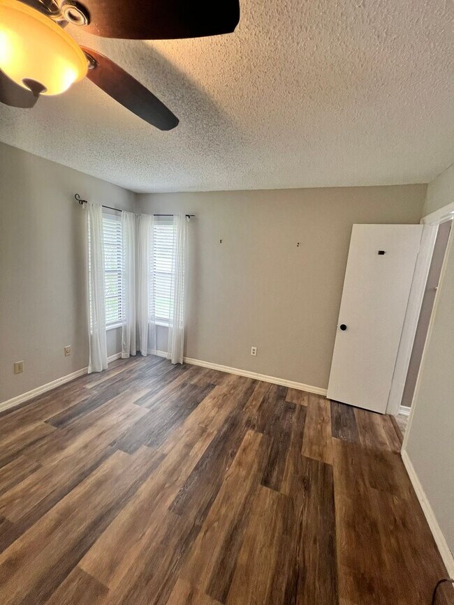 Building Photo - BEAUTIFUL 3 BEDROOM POOL HOME IN SANDPIPER...