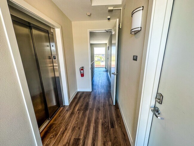 Building Photo - Beautiful "Like New" Large 2Bd 2Ba condo W/ amazing views of the flatirons!