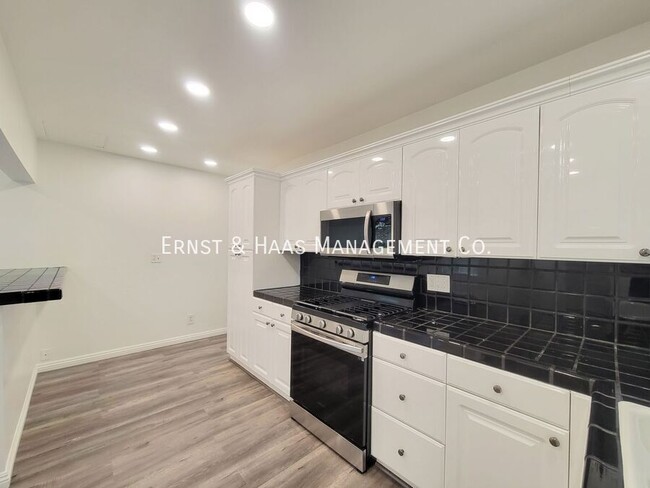 Building Photo - Beautifully Remodeled 3 Bedroom 2 Bath Lak...