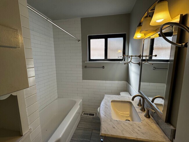 Building Photo - Home near UNM.