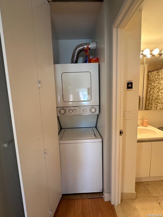 Building Photo - 170 W Broadway