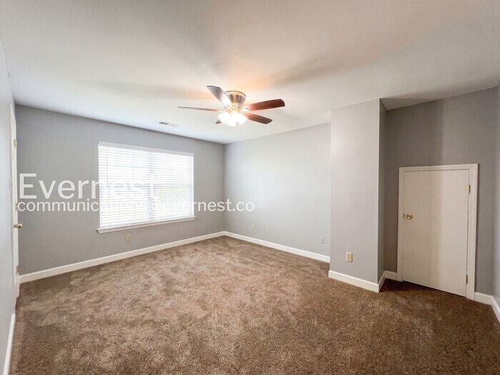 Building Photo - 7900 Hunter's Crossing