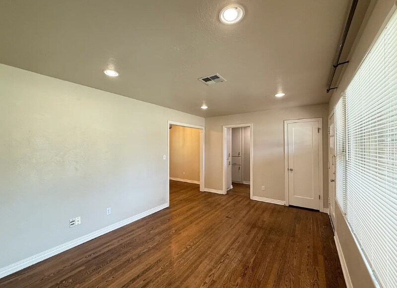 Building Photo - 1713 Oxford Way